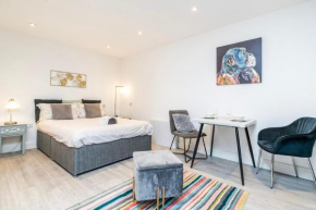Cosy 1 Bedroom Studio walking distance to mall with parking available